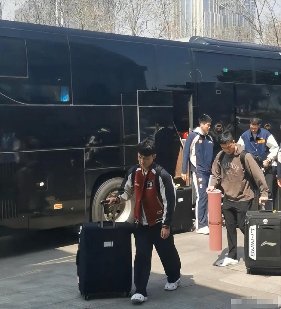 开云APP-难逃两连败？广东队出征青岛人人愁容满面，粤蜜喷：作妖就该惩罚