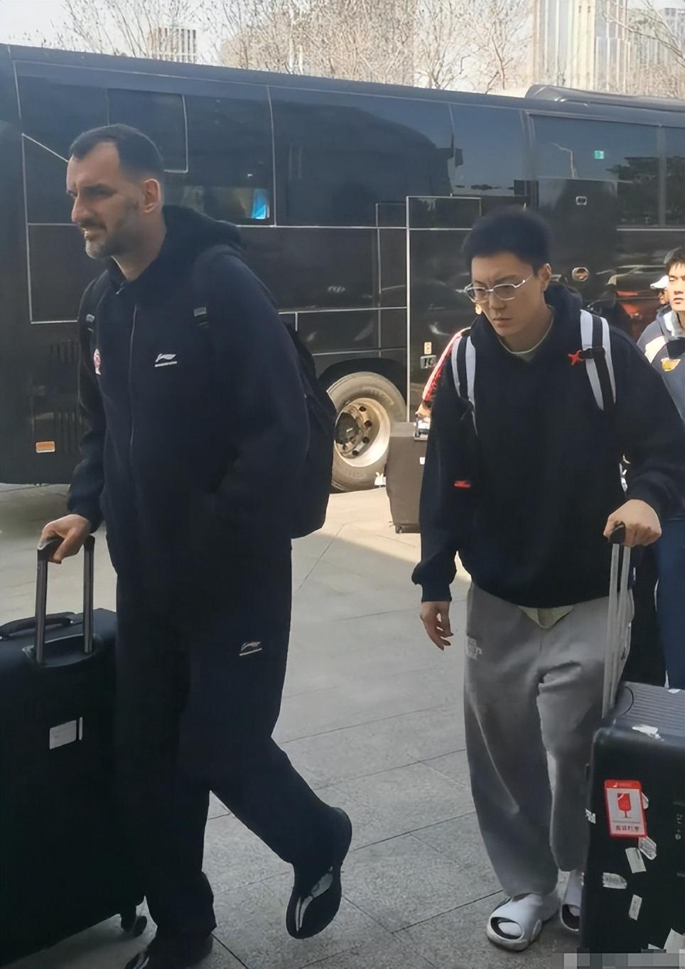 开云APP-难逃两连败？广东队出征青岛人人愁容满面，粤蜜喷：作妖就该惩罚