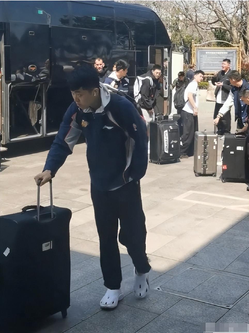 开云APP-难逃两连败？广东队出征青岛人人愁容满面，粤蜜喷：作妖就该惩罚