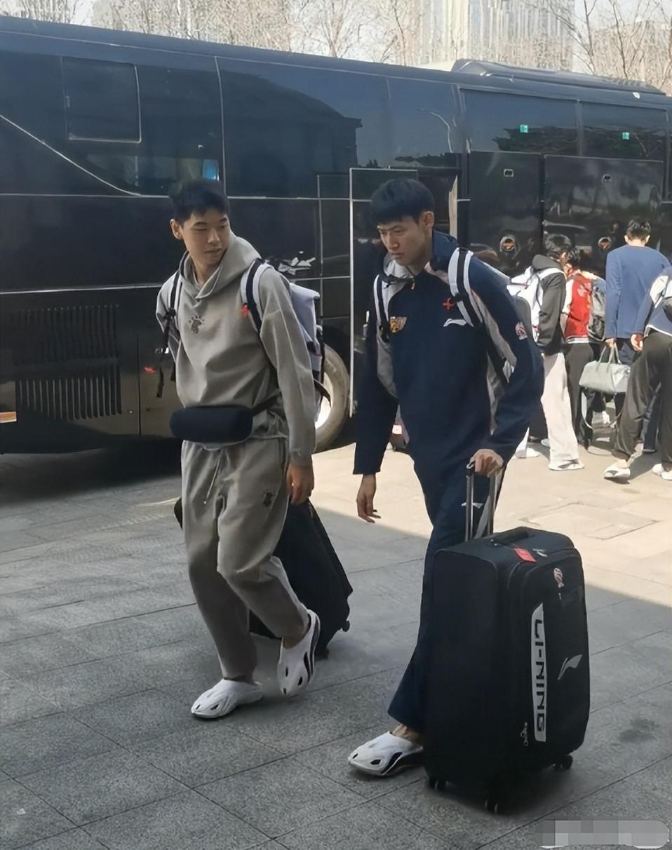 开云APP-难逃两连败？广东队出征青岛人人愁容满面，粤蜜喷：作妖就该惩罚